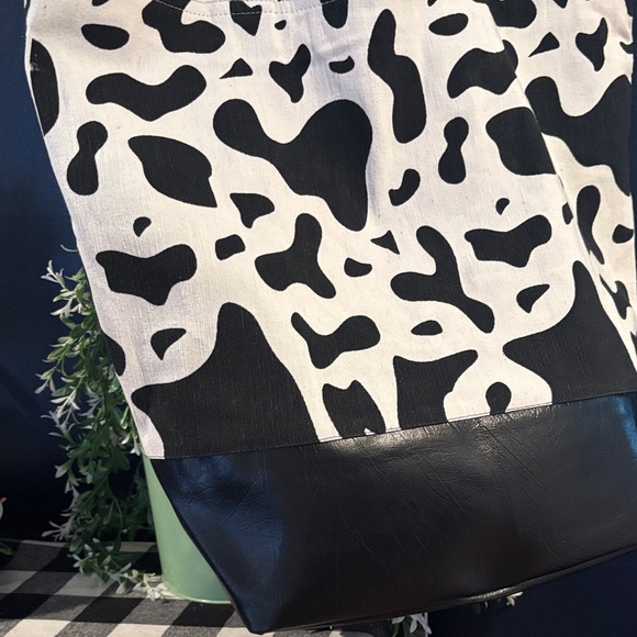 Stylish Black and White Tote Bag - Picture 3 of 5